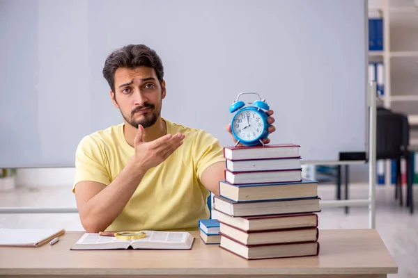 Junge männliche Schüler bereiten sich im Klassenzimmer auf Prüfungen vor — Stockfoto