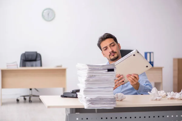 Jovem funcionário do sexo masculino rejeitando novas ideias no escritório — Fotografia de Stock