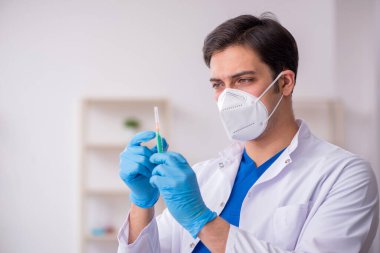 Aşı konseptinde genç bir erkek doktor.