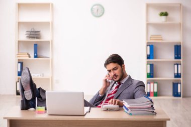 Ofiste çalışan genç işadamı.