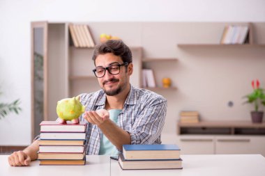 Evde sınava hazırlanan genç bir erkek öğrenci.