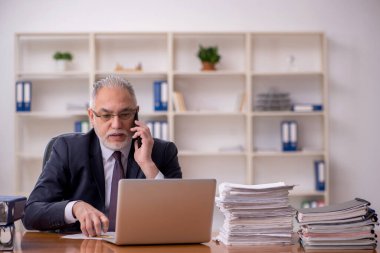 Eski erkek işveren ve ofiste çok fazla iş var.