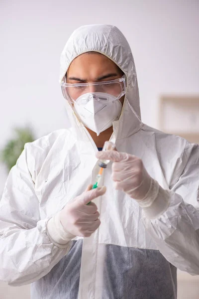 Młody chemik w koncepcji szczepień podczas pandemii — Zdjęcie stockowe