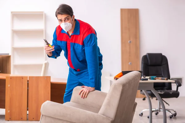 Jonge mannelijke timmerman werkt in het kantoor tijdens een pandemie — Stockfoto
