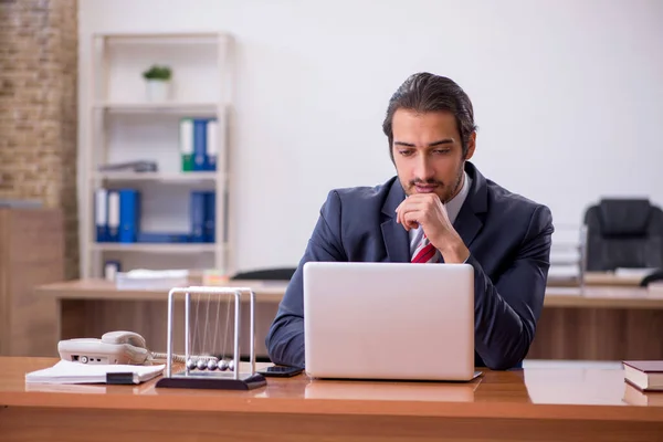 Ung man affärsman anställd sitter på kontoret — Stockfoto