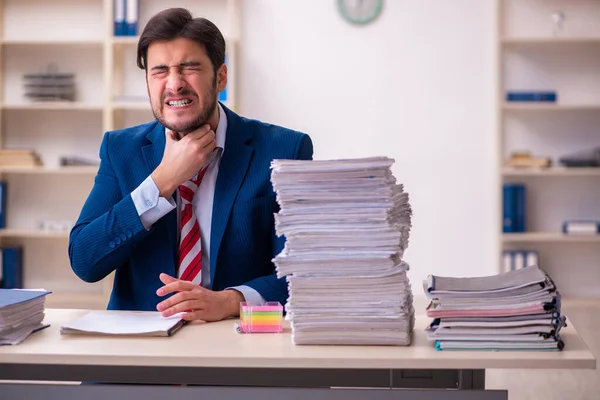 Jungunternehmer unzufrieden mit exzessiver Arbeit im Büro — Stockfoto