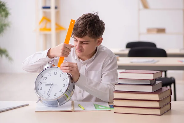 Alumno masculino en concepto de gestión del tiempo —  Fotos de Stock