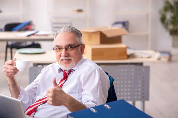 Viejo empleado masculino en concepto de movimiento —  Fotos de Stock