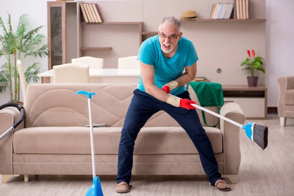 Öreg ember takarítja a házat. — Stock Fotó