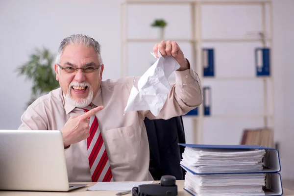 Viejo empleado masculino en el concepto de lluvia de ideas —  Fotos de Stock