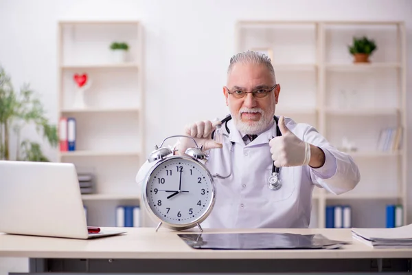 Zaman yönetimi konseptinde yaşlı erkek doktor — Stok fotoğraf