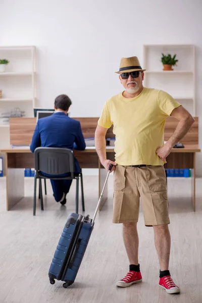Старый босс и молодой работник мужчина в концепции летних каникул — стоковое фото