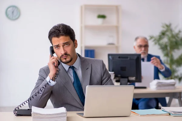 Dos colegas varones que trabajan en la oficina —  Fotos de Stock