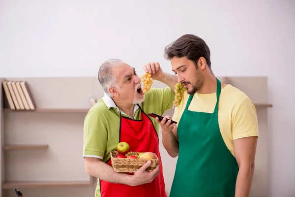 Dos contratistas masculinos limpiando la casa — Foto de Stock