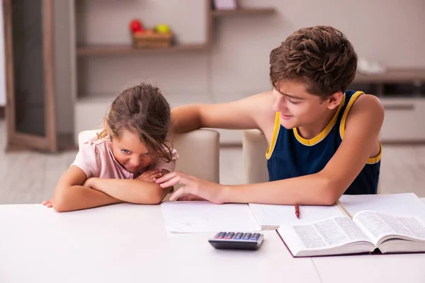 Schooljongen en zijn zusje blijven thuis tijdens de pandemie — Stockfoto