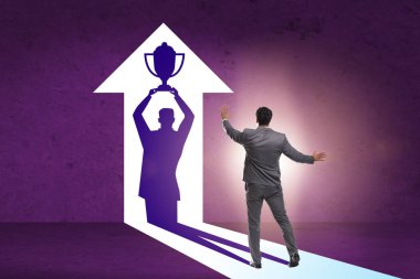 İş adamı iş konseptinde büyük ödülü hayal ediyor