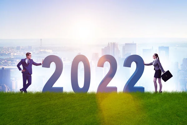 Koncepcja nowego roku 2022 z biznesmenami — Zdjęcie stockowe