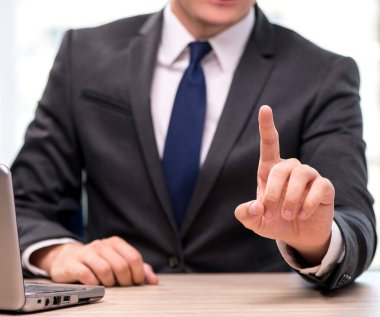 Genç işadamı iş kavramı içinde düğmelere basarak