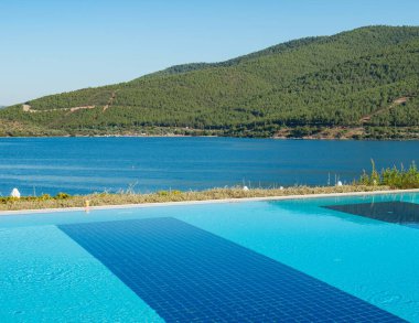 Aydınlık bir yaz gününde açık havada güzel bir yüzme havuzu.