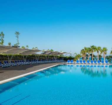 Aydınlık bir yaz gününde açık havada güzel bir yüzme havuzu.