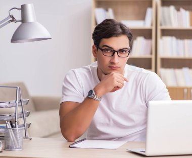 Ofiste çalışan genç adam.