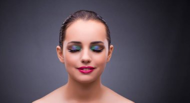 Kadın güzellik kavramı gri arka plan üzerinde