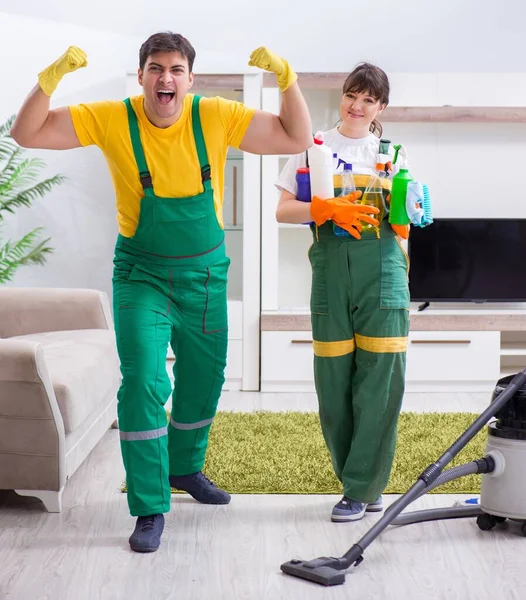 Pulizia appaltatori professionisti che lavorano a casa — Foto Stock