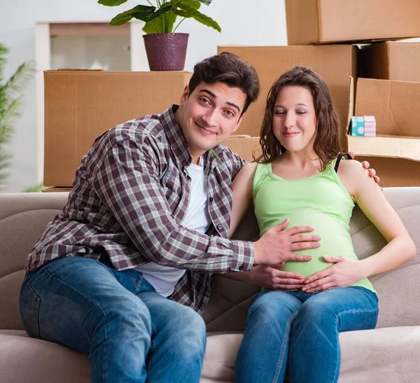 젊은 부부와 임신 한 아내 가임 신을 하고 있다 — 스톡 사진