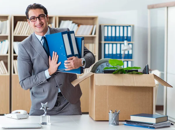 Homme déménageant bureau avec boîte et ses effets personnels — Photo
