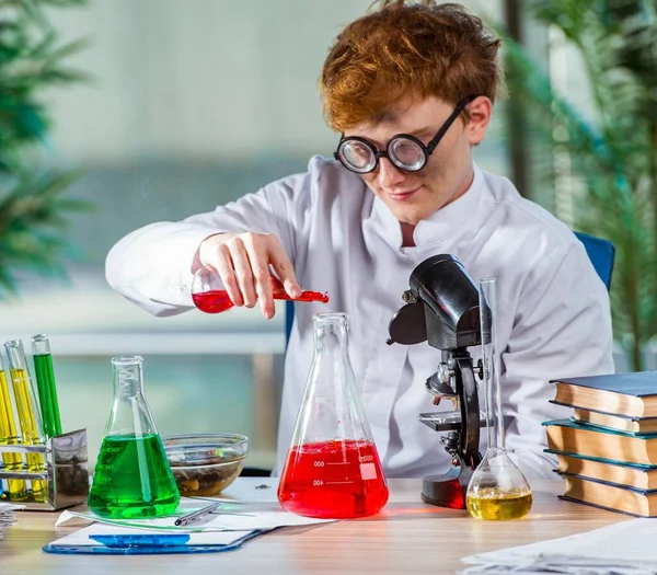 Joven químico loco trabajando en el laboratorio —  Fotos de Stock