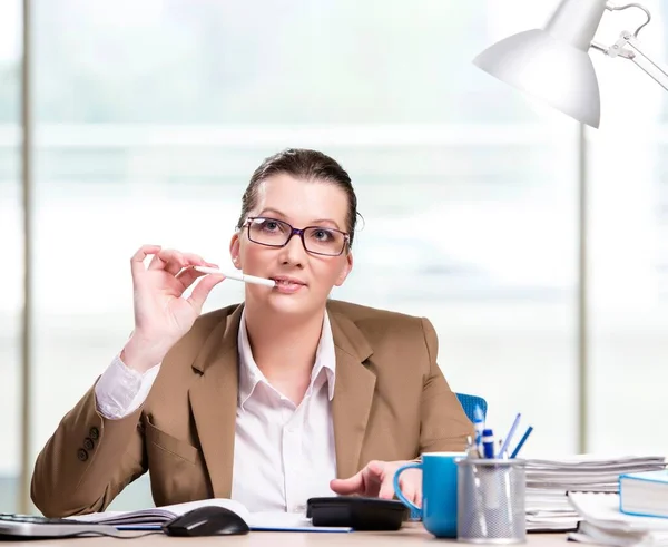 Femme d'affaires travaillant dans le bureau — Photo