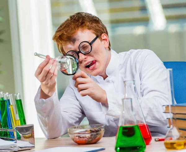 Giovane chimico pazzo che lavora in laboratorio — Foto Stock