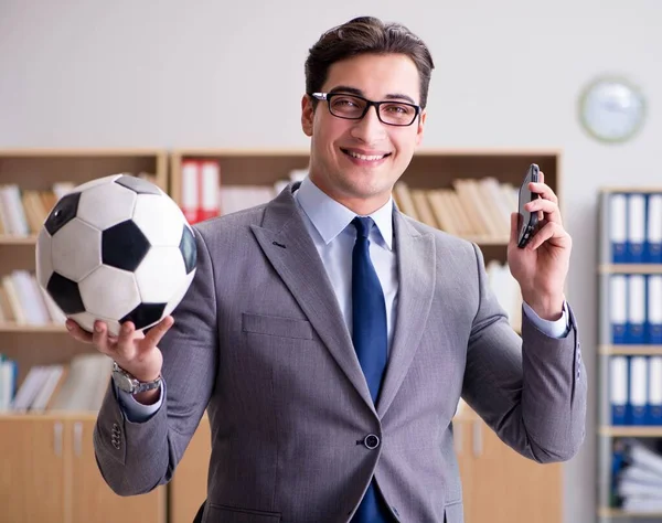 Homme d'affaires avec ballon de football au bureau — Photo