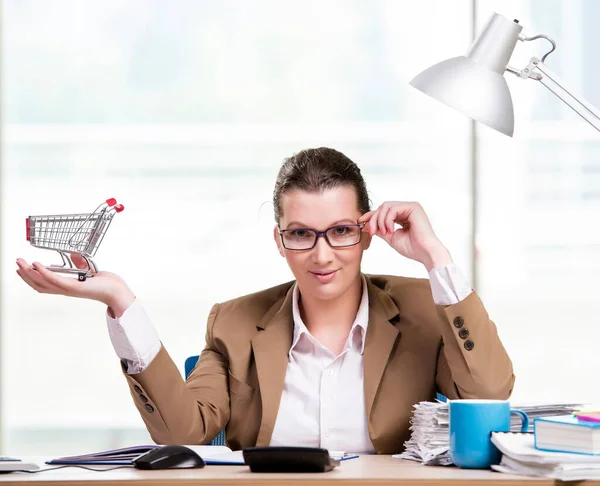 Empresaria trabajando en la oficina — Foto de Stock