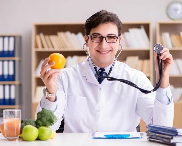 Médecin en régime concept avec des fruits et légumes — Photo