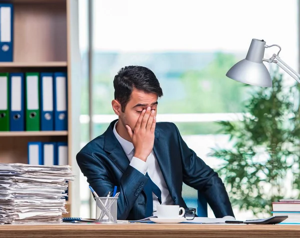 Homme d'affaires travaillant dans le bureau — Photo