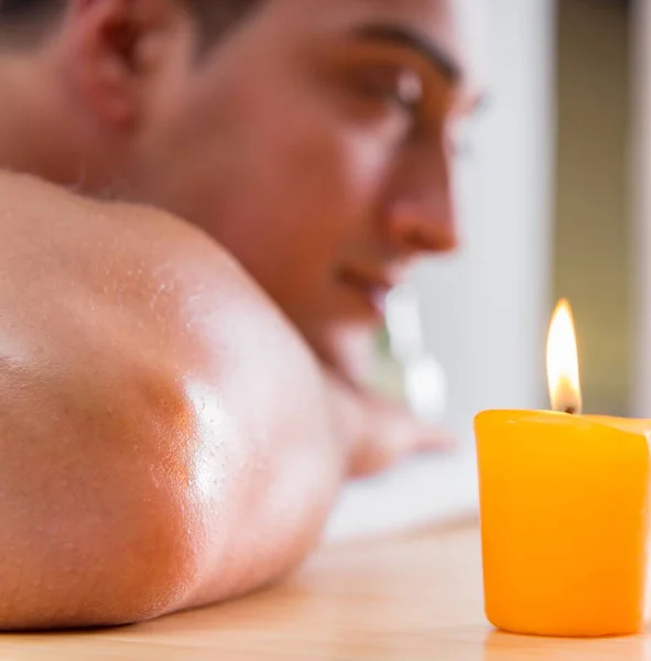 Beau homme pendant la séance de massage spa — Photo