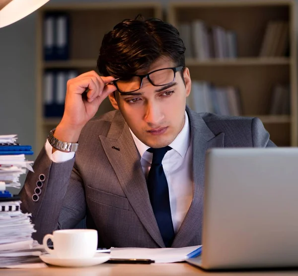 Affärsman som stannar på kontoret under långa timmar — Stockfoto