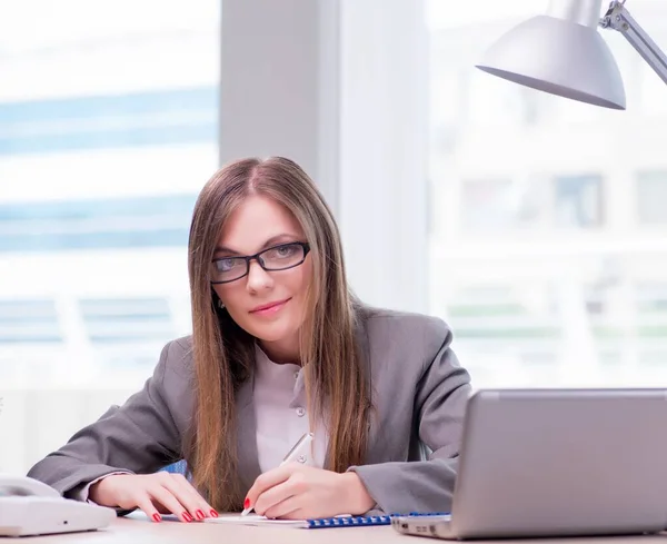 Geschäftsfrau arbeitet im Büro — Stockfoto