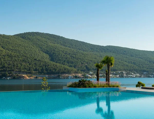 Bella piscina all'aperto nella luminosa giornata estiva — Foto Stock