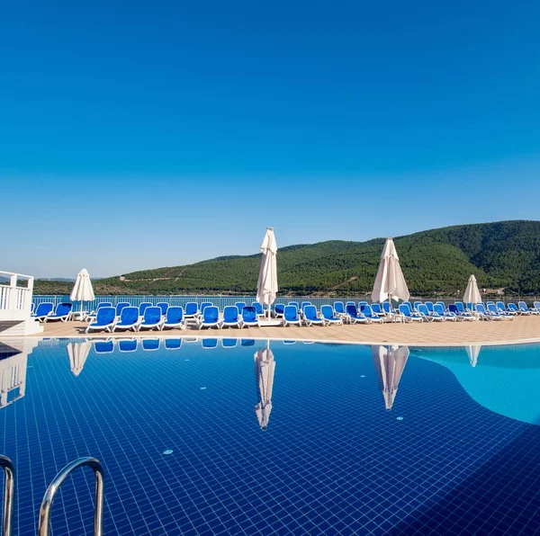 Piscina no dia de verão brilhante — Fotografia de Stock