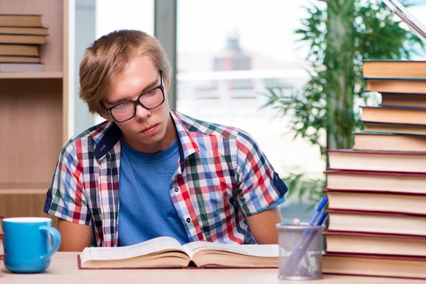 Unga studerande förbereder sig för universitetsprov — Stockfoto