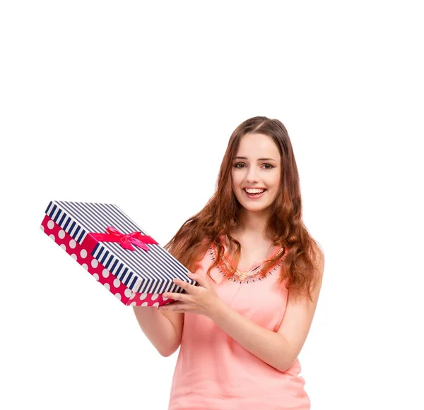 Junge Frau mit Geschenkbox isoliert auf weiß — Stockfoto