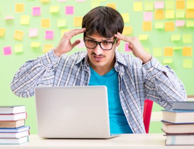 Çelişkili öncelikleri olan öğrenci