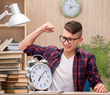 Okul sınavlarına hazırlanan genç bir öğrenci.