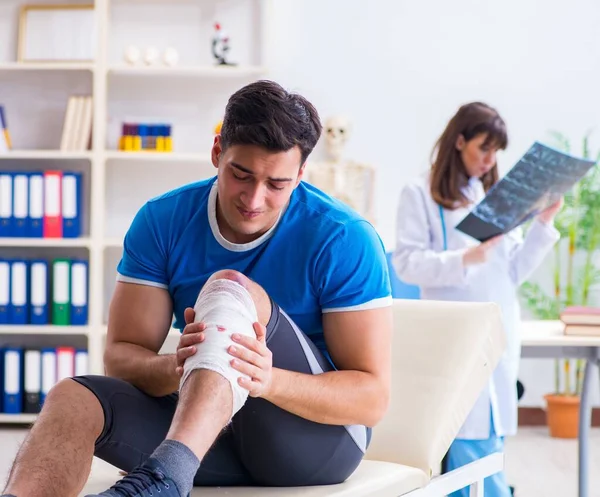 Sportspelare besöker läkare efter skada — Stockfoto