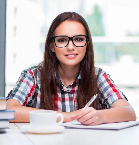 Ung kvinna student med många böcker — Stockfoto