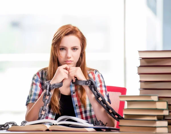 Ung kvinnlig student förbereder sig för tentor — Stockfoto