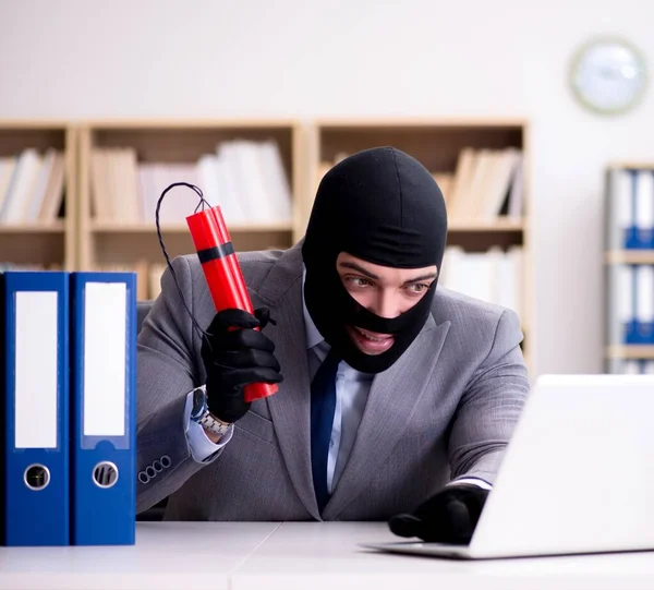 Criminele zakenman met dynamiet op kantoor — Stockfoto