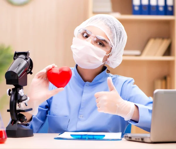 Giovane donna medico che lavora in laboratorio — Foto Stock